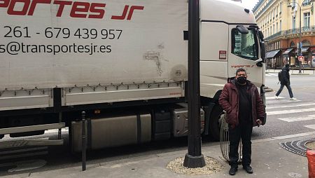 Raúl Martínez no sabe aún si esta noche podrá cruzar con su camión el Canal de la Mancha