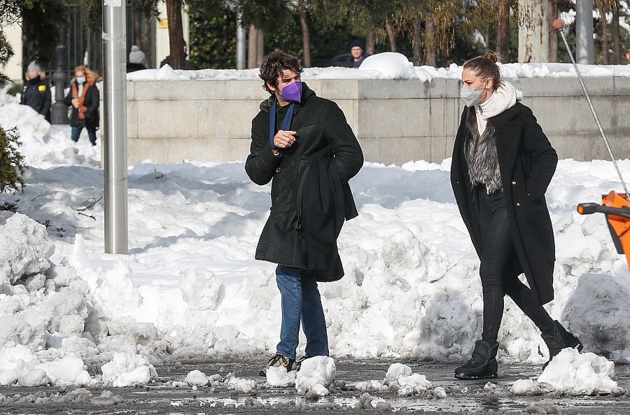 Cayetano Ordoñez y Eva González disfrutan de la nieve de Filomena