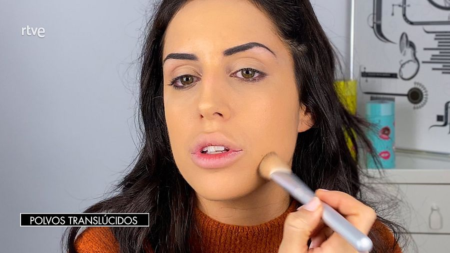 Los polvos translúcidos, muy importantes en este maquillaje