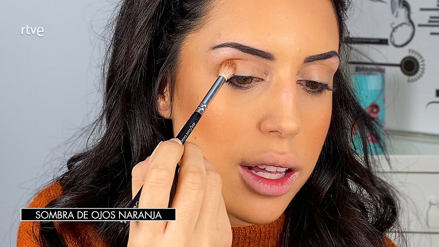 Después aplicamos la sombra de ojos naranja