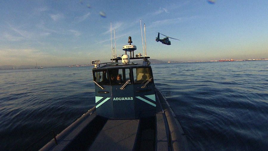 Servicio de Aduanas vigilando por mar y por tierra en el estrecho para localizar narcolanchas