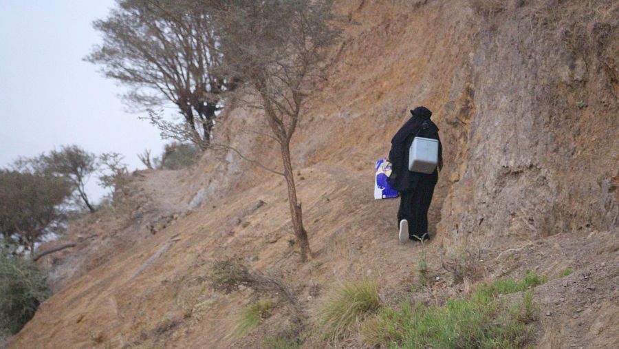 Los vacunadores en Yemen tienen que llegar a zonas de acceso muy difícil.