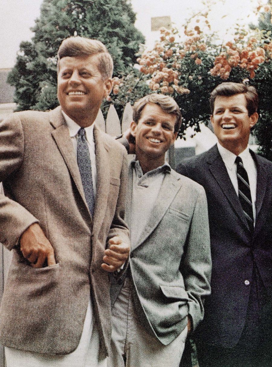 Foto sin fecha de los hermanos Kennedy: John F. Kennedy, Robert Kennedy y Ted Kennedy
