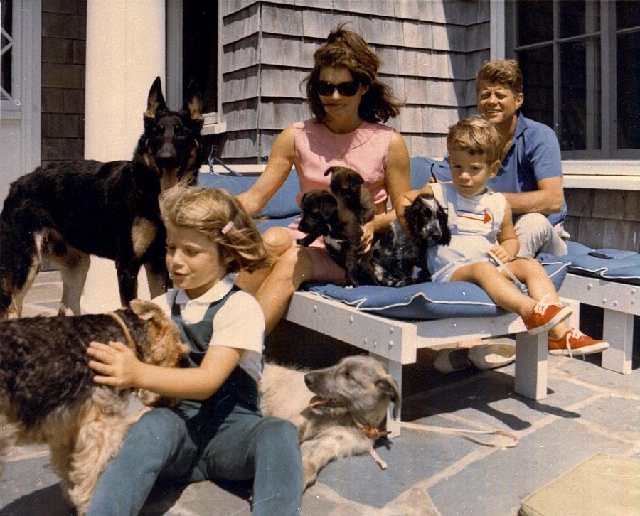 La familia del presidente John F. Kennedy: Caroline, Jackie y John Jr.