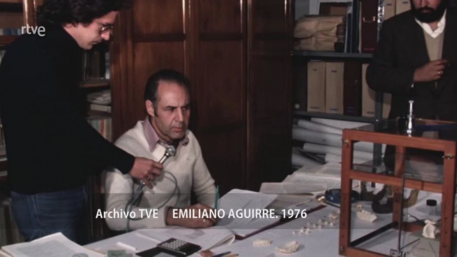 Emiliano Aguirre en imágenes de Informe Semanal en 1976 sobre Atapuerca