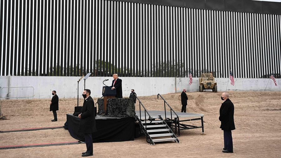 El presidente de EE.UU., Donald Trump, habla ante la valla de la frontera con México en El Álamo, Texas. Foto: Mandel NGan/Afp