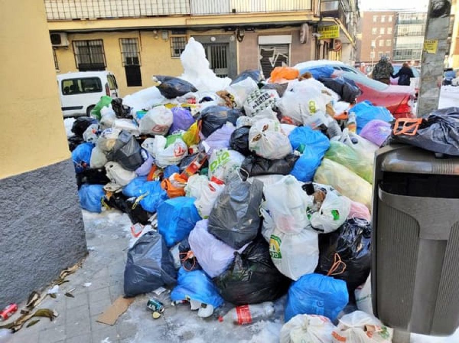 Acumulación de Basuras en una calle de Villaverde Alto, este jueves.