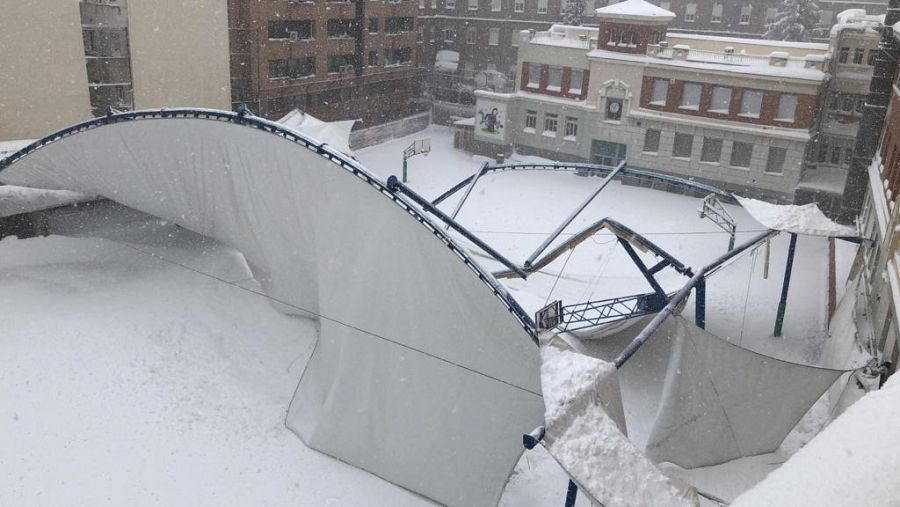 Imagen de una estructura del colegio Chamberí Maristas (Madrid) que ha cedido por el peso de la nieve.