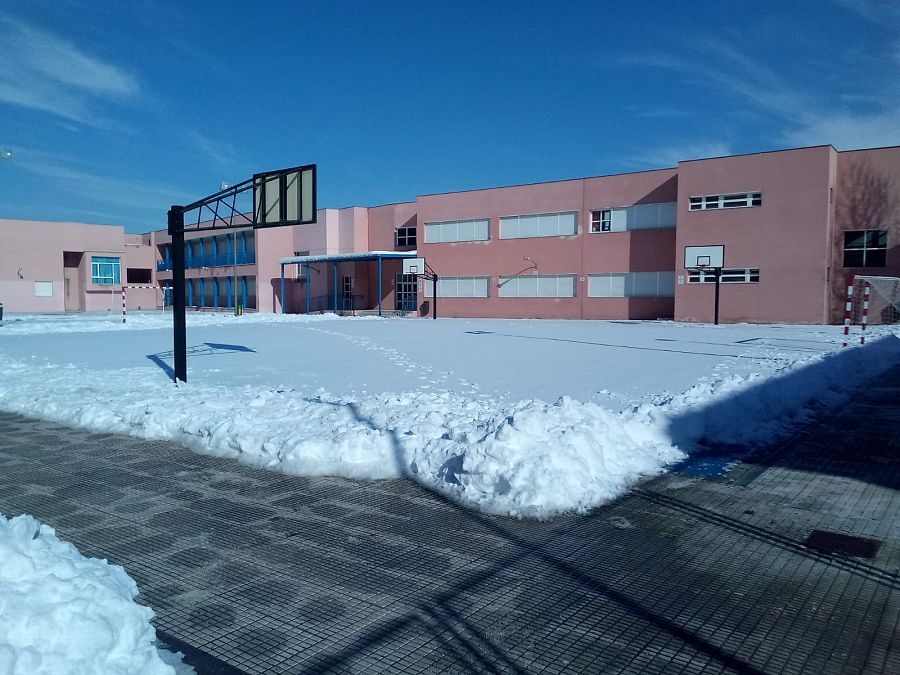 El colegio CEIP El Greco, en Villaverde, empieza a estar despejado gracias a la colaboración de las familias.