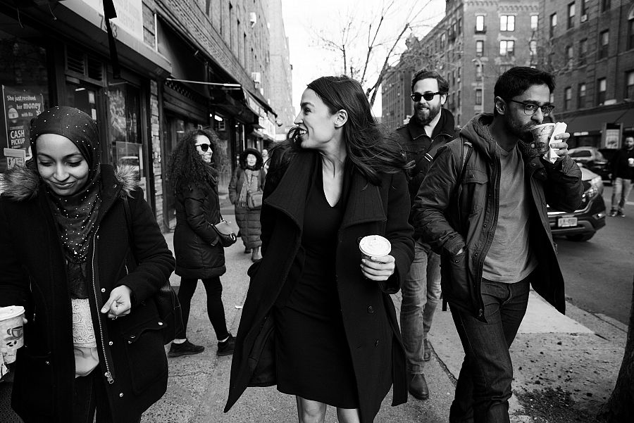 El 'staff' de Alexandria Ocasio-Cortez y la congresista caminan en la 37ª Avenida camino de su oficina en Queens