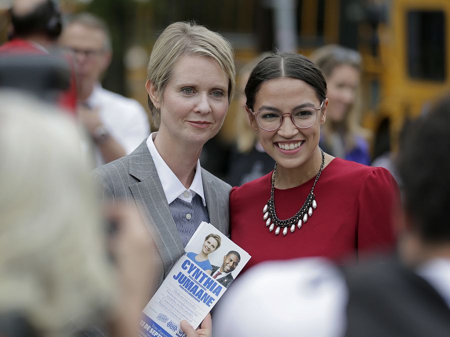 Cynthia Nixon ('Sexo en Nueva York') y la candidata al congreso Alexandria Ocasio-Cortez en Nueva York, 2018