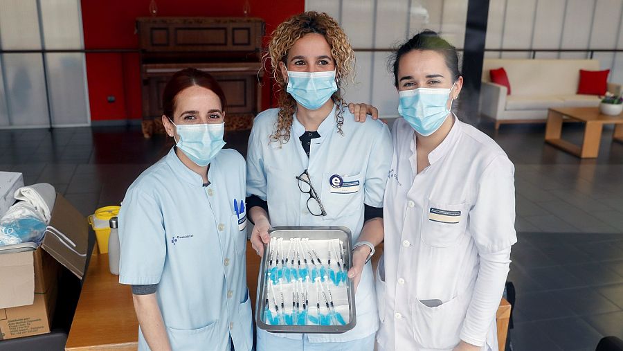 Sanitarias posan con varias dosis de la vacuna de Pzifer-BioNtech en la residencia Caser Betharram de Hondarribia (Guipúzcoa).