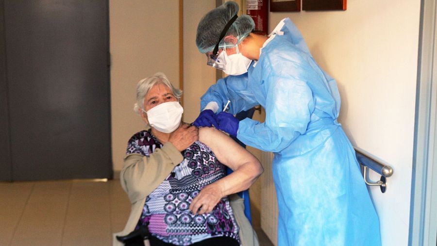 Carmen Gómez ha sido la primera persona en recibir la segunda dosis de la vacuna de Pfizer en la Comunidad Valenciana.