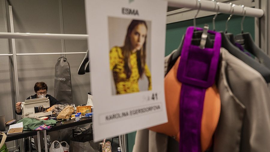 El diseñador nos confiesa que lo que más le divierte es el taller, estar con los patronistas y costureras, y buscando la forma de mejorar