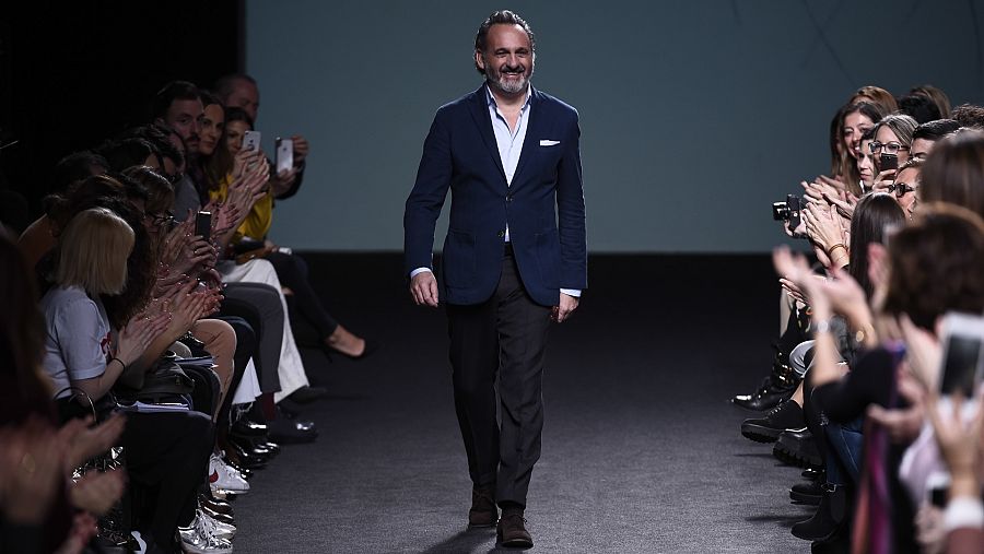 Su esfuerzo da sus frutos y se ha convertido en uno de los diseñadores asiduos a presentar sus colecciones en la Semana de la Moda de Madrid