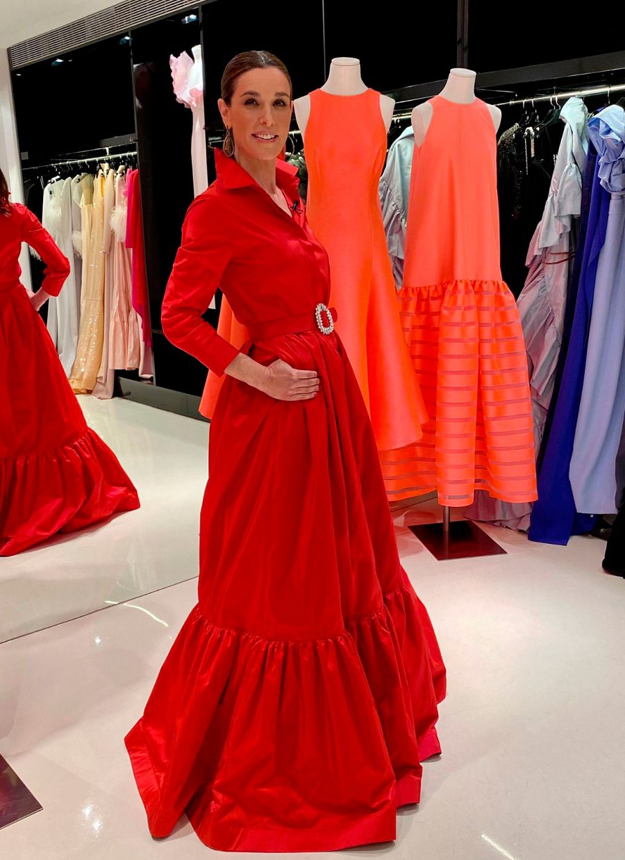 Raquel Sánchez Silva con uno de los vestidos en el nuevo programa