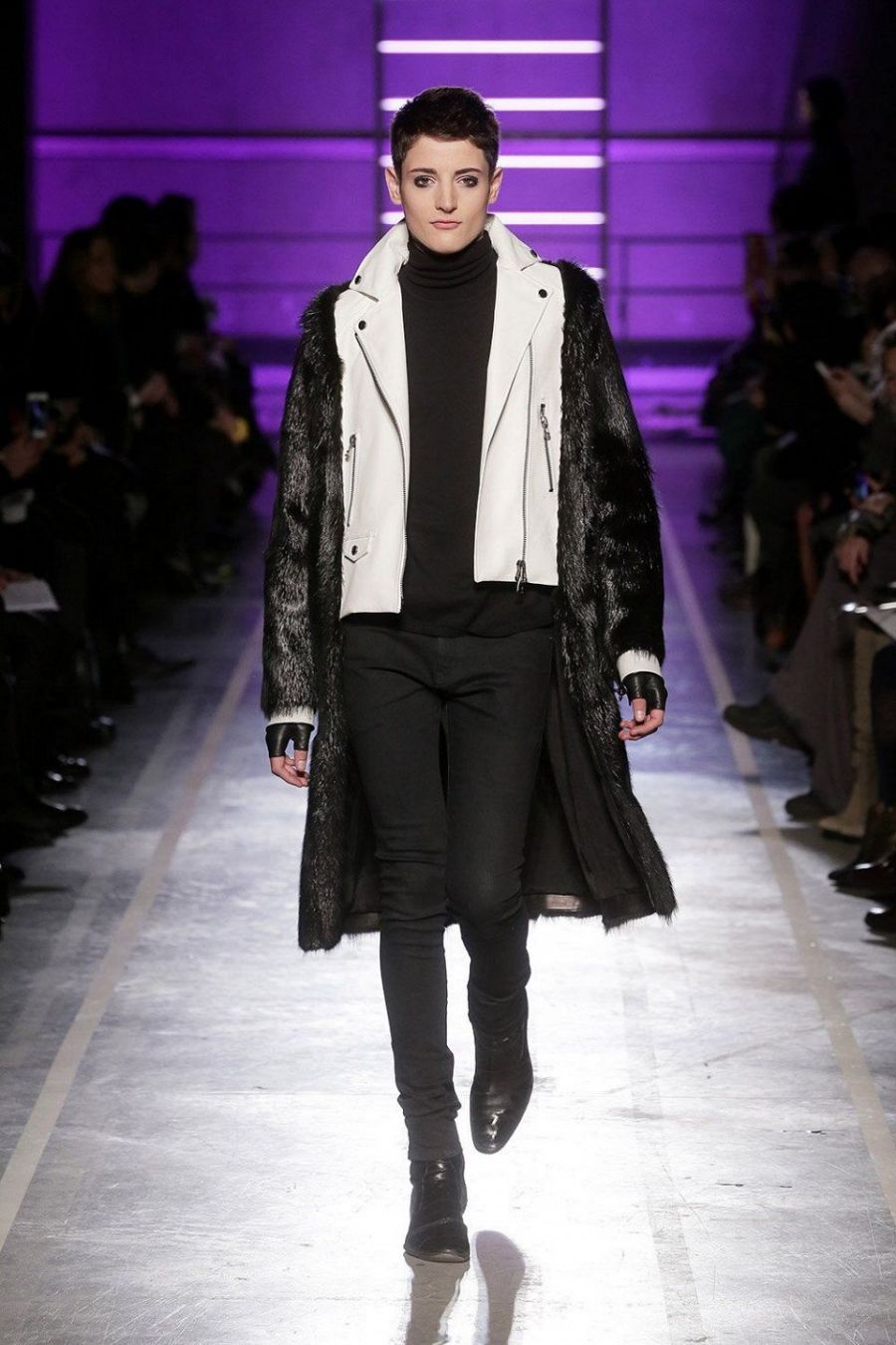 Harry Brant desfila en la pasarela de la Paris Fashion Week, 2014