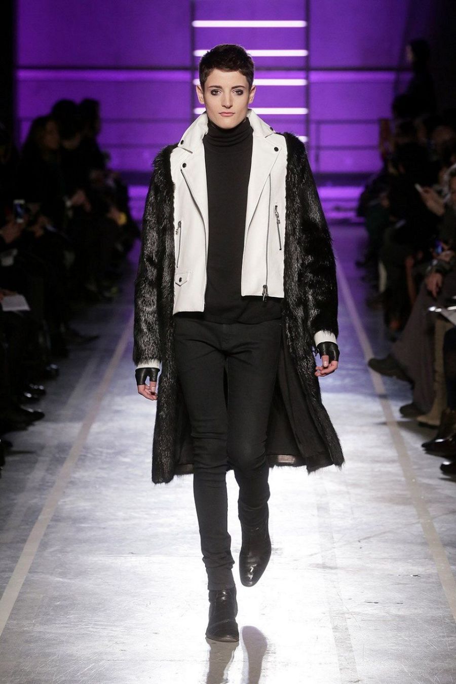 Harry Brant desfila en la pasarela de la Paris Fashion Week, 2014