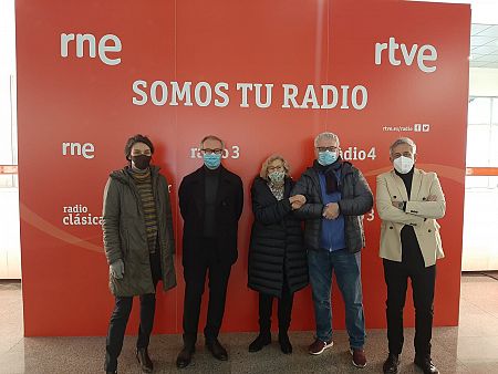 Foto en la Casa de la radio de las nuevas voces de RNE