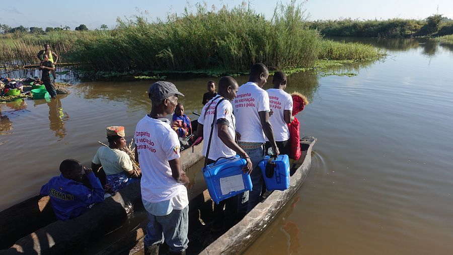 Un equipo de vacunadores, se desplaza en canoa durante una campaña contra la polio en Mozambique.