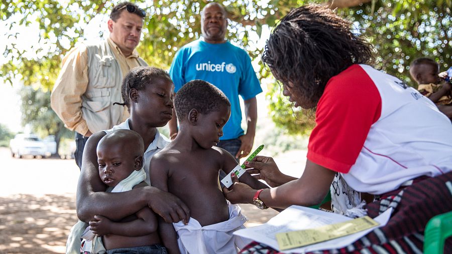 La pandemia ha interrumpido los servicios rutinarios de inmunización en países como Mozambique, donde los equipos siguen luchando por vacunar a los niños.