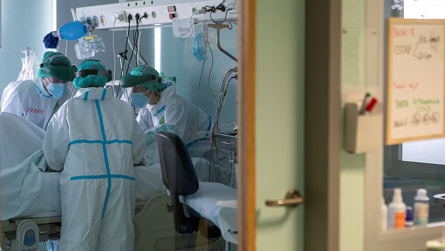 Varios sanitarios atienden a un paciente en la UCI de enfermos COVID del Hospital Miguel Servet de Zaragoza.