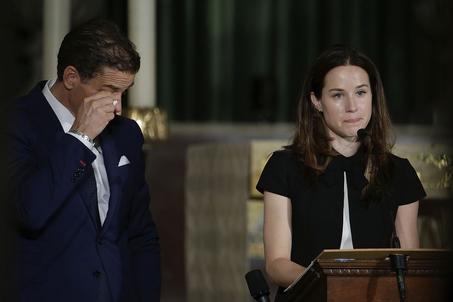 Ashley lee el panegírico de su hermano Beau ante las lágrimas de Hunter Biden