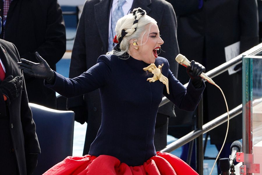Lady Gaga canta el himno nacional