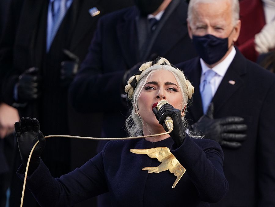 Lady Gaga canta el himno nacional frente a la atenta mirada de Joe Biden