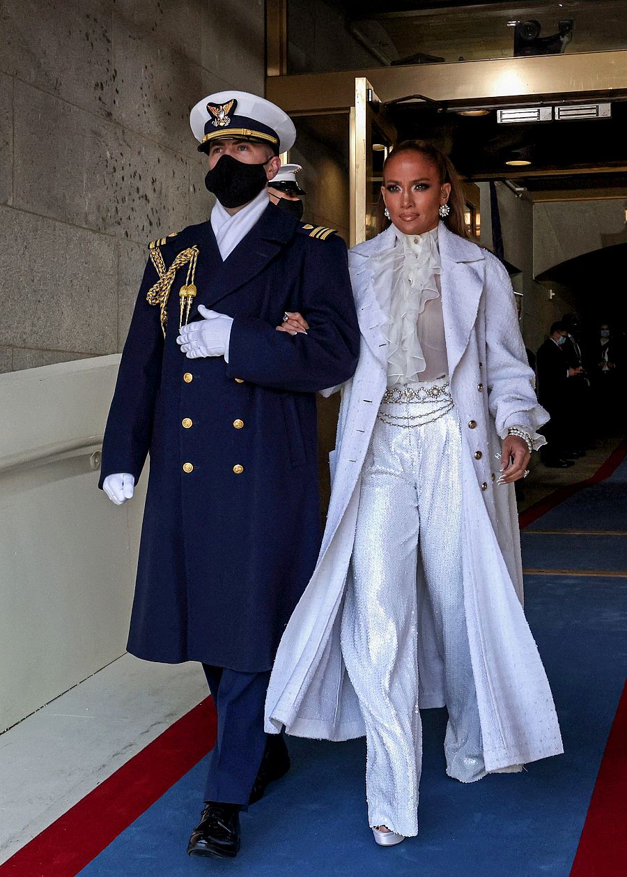 Jennifer Lopez llega al patio del Capitolio en la inauguración de Biden