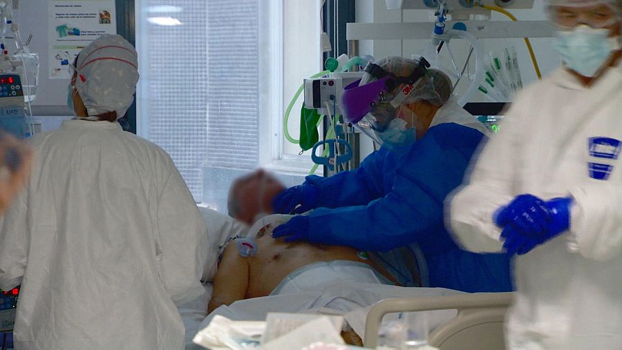 El documental es una reflexión colectiva sobre cómo han afrontado el mundo y España la mayor y más mortal epidemia de las últimas décadas