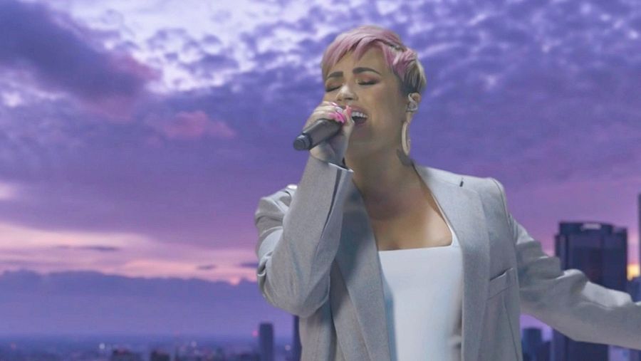 Demi Lovato canta 
