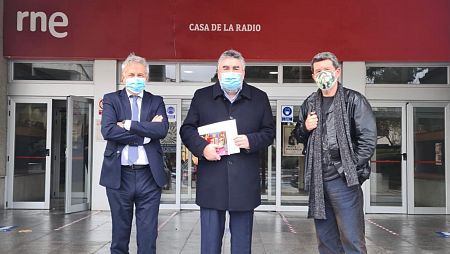 El director de RNE, Ignacio Elguero; el ministro de Cultura y Deporte, José Manuel Rodríguez Uribes, y el presentador del programa 'Entre dos luces', Carlos Santos.