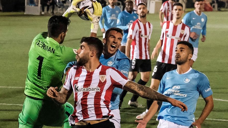 El portero del Ibiza Germán Parreño (i) bloca un balón durante el encuentro de dieciseisavos de final de la Copa del Rey.