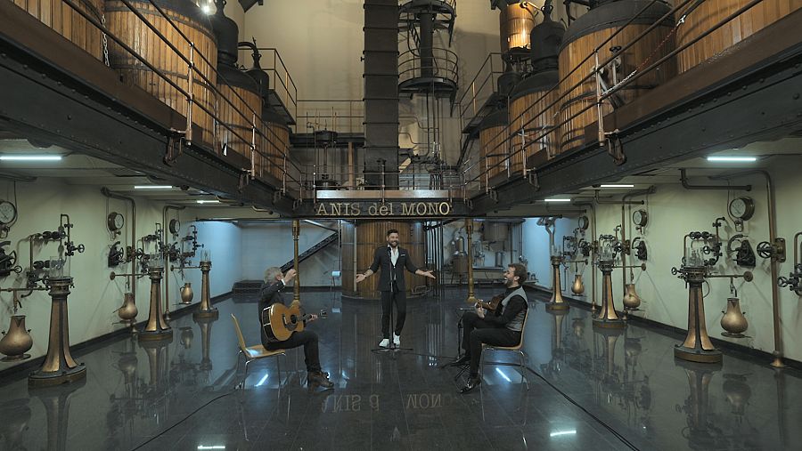 Miguel Poveda cantando