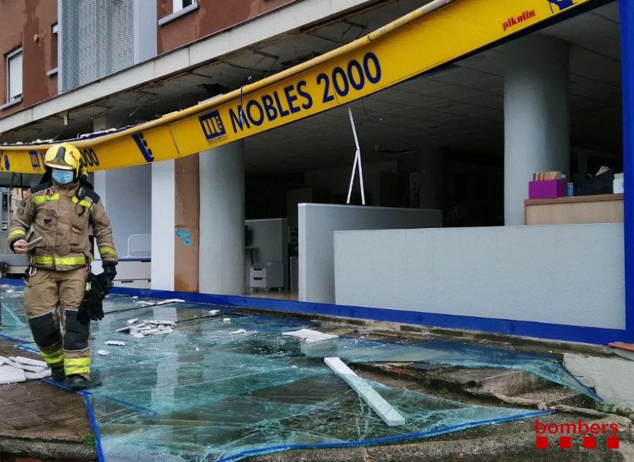 A Sabadell, els Bombers retiren els vidres de l'aparador d'una botiga