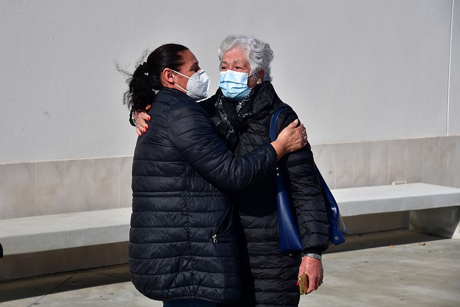 Teresa Rivera, la hermana de 'Riverita', llegando al tanatorio