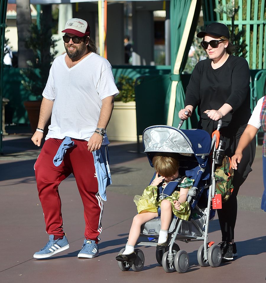 Adele y Simon Konecki con su hijo Angelo en Anaheim