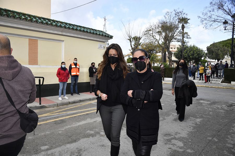 Arancha y Tamara durante el entierro de José Rivera 