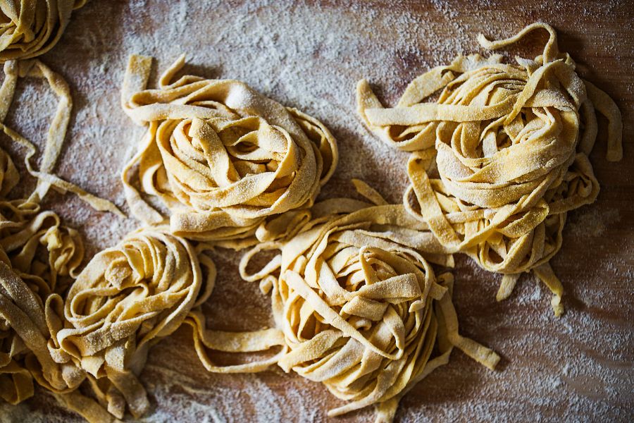 Una tabla con pasta fresca enharinada