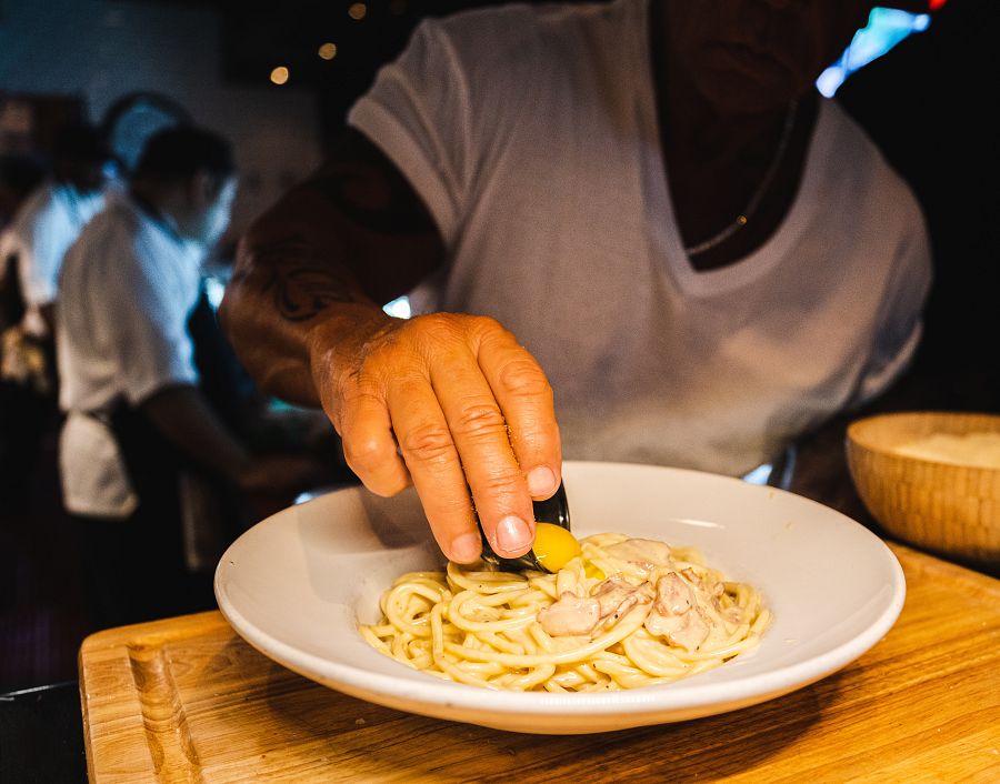 Steve Martorano, propietario y cocinero de Café Martorano's, prepara su carbonara