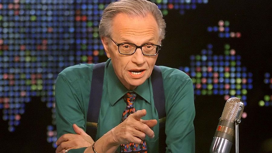 Larry King, en 2005 durante la emisión de su clásico programa en la CNN.