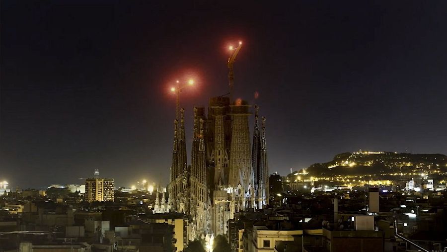 Imatges aèries de la Sagrada Família de nit