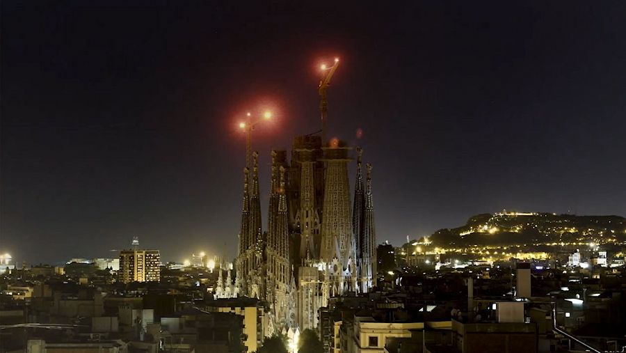 Imatges aèries de la Sagrada Família de nit