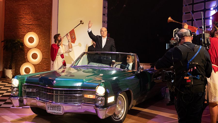 Antonio Resines entrando al plató de 'La noche D'