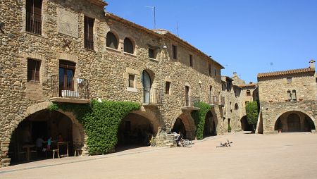  Monells es un pueblo de Girona protegido por el Patrimonio Cultural Europeo