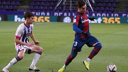 El extremo del Valladolid Toni Villa (i) disputa un balón ante el defensa del Levante Toño García (d).