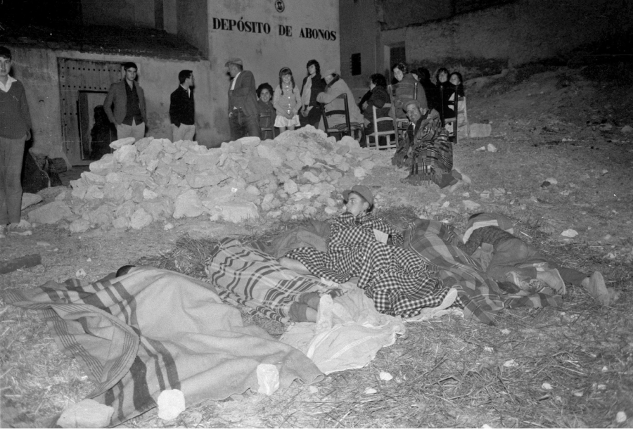 Vecinos duerme en la calle durante el terremoto de Granada de 1964