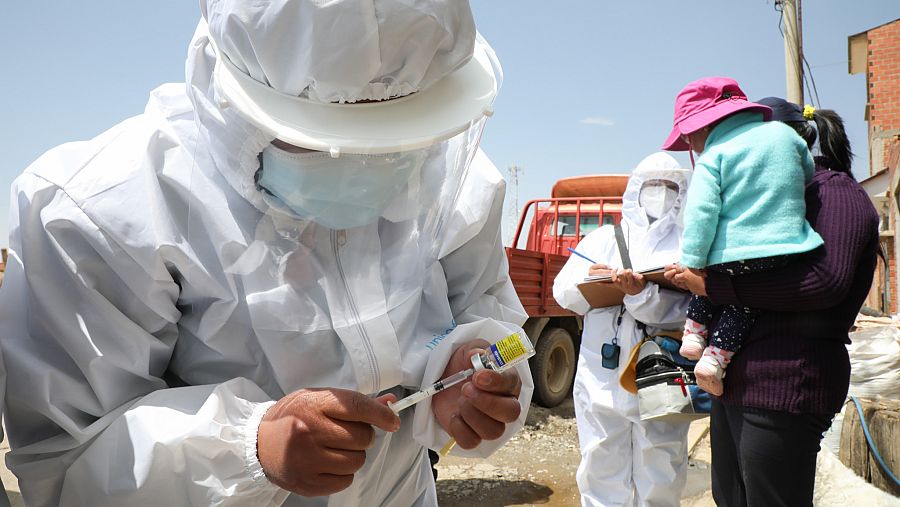 Durante la pandemia de COVID-19, los vacunadores van puerta por puerta para inmunizar a los niños.