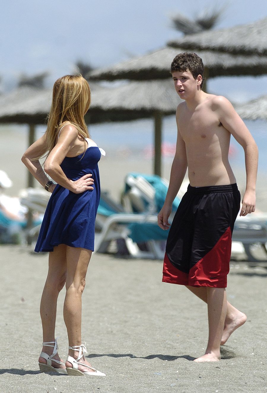 Ana Obregón y su hijo Álex Lequio en la playa